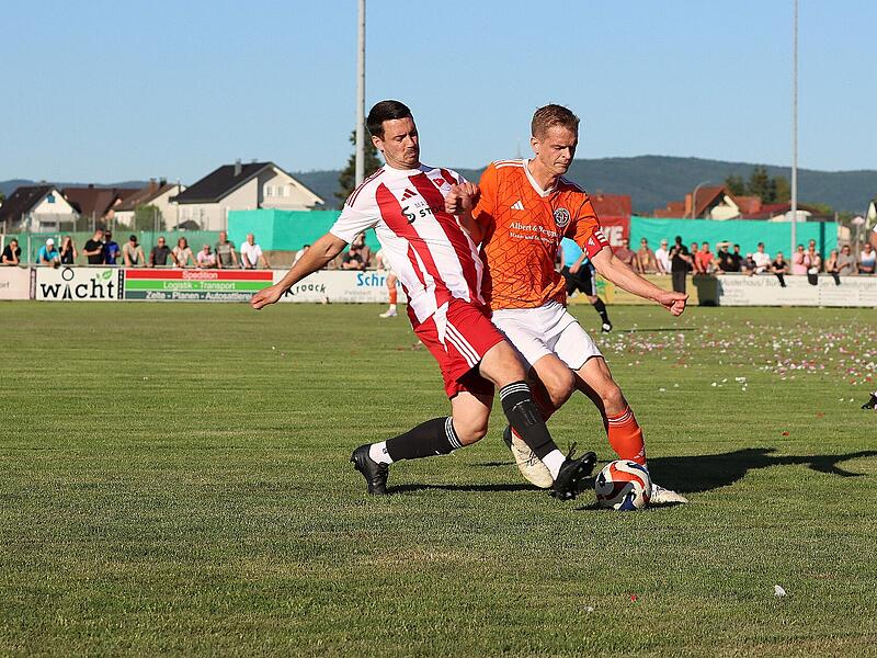 Stefan Weber (rechts) und die SG Vorra wurden von Peter Kochs Weichendorfern konsequent gest&ouml;rt. Der SVW gewann das Relegationsspiel verdient.
