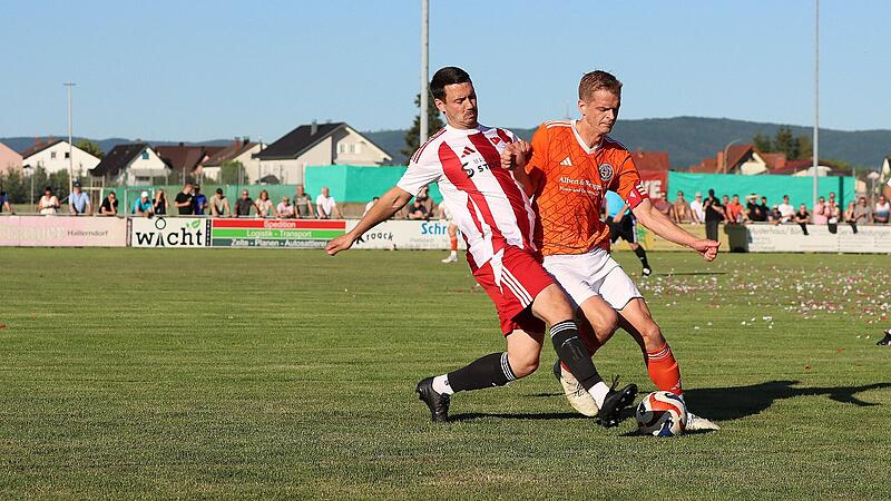 SG Vorra/Stappenbach steigt in die Kreisklasse ab Stefan Weber (rechts) und die SG Vorra wurden von Peter Kochs Weichendorfern konsequent gestört. Der SVW gewann das Relegationsspiel verdient.