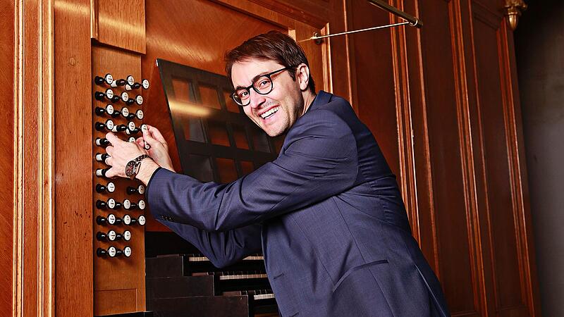 An  der Orgel ist Christian Schmitt ein anerkannter K&ouml;nner.