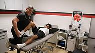 Thomas Pike in seinem Reich, dem Physio-Raum im Trainingszentrum in Strullendorf. Justin Gray wird hier nach dem Training behandelt.