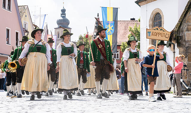 Großer Annafestumzug Forchheim 2025 Teil 2Großer Annafestumzug Forchheim 2025 Teil 2 Der Große Annafestzug 2025: Er war nur einer der Höhepunkte, die der Forchheimer Heimatverein organisiert hat.