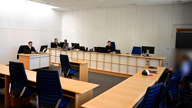 Strafrichterin Carina Distler (Bildmitte) leitet die Verhandlung