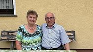 Otmar und Rosemarie Bauer feiern im Kreise der Familie.