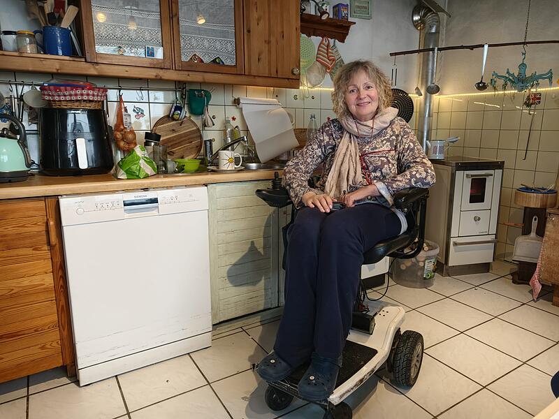 Karen Seufert arbeitet als Sekretärin an einem speziellen Arbeitsplatz mit Sprachsteuerung und Einhandtastatur. Karen Seufert arbeitet als Sekretärin an einem speziellen Arbeitsplatz mit Sprachsteuerung und Einhandtastatur.