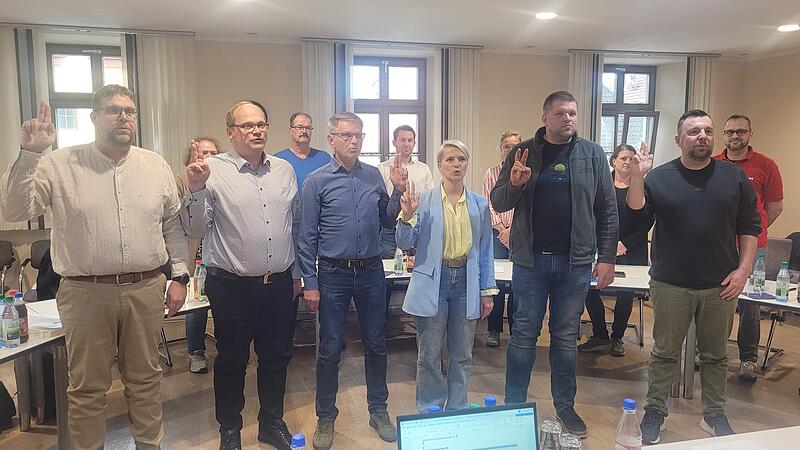 Die neuen Gemeinderäte (v.l.) Rüdiger Schmitt, Markus Bauernfeind (beide LoK), Wolfgang Knorr (UWW), Anette Wichmann (UBL/SPD), Patrick Dreßel und Gerhard Girlich (beide CSU/BB). Die neuen Gemeinderäte (v.l.) Rüdiger Schmitt, Markus Bauernfeind (beide LoK), Wolfgang Knorr (UWW), Anette Wichmann (UBL/SPD), Patrick Dreßel und Gerhard Girlich (beide CSU/BB).