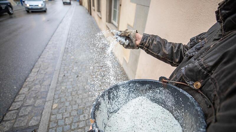 Selbst Kopfsteinpflaster kann bei &uuml;berfrierender N&auml;sse zu einer t&uuml;ckischen Glatteisfalle werden. Deswegen war gestern landkreisweit Salzstreuen angesagt. Hier macht Andreas Mantel vor dem Finanzamt Zeil den Gehsteig wieder sicher.