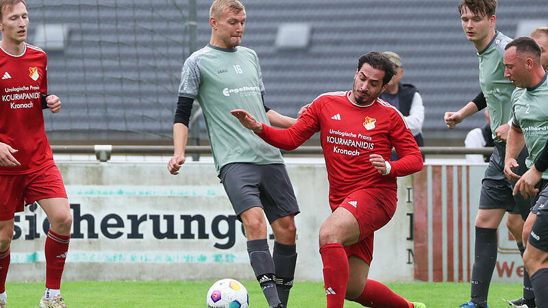 Giftings Tim Schumann (grau) geht dazwischen, als Wilhelmstahls Adem Kobal im Strafraum an den Ball kommt.