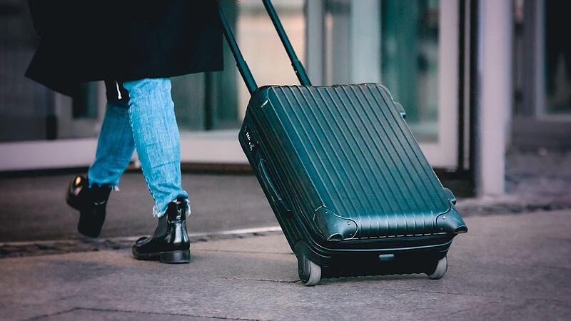 Einer 19-Jährigen war in einem ICE bei Bamberg der Koffer gestohlen worden. Sie konnte ihr Eigentum wieder in Empfang nehmen – in Ebern! Einer 19-Jährigen war in einem ICE bei Bamberg der Koffer gestohlen worden. Sie konnte ihr Eigentum wieder in Empfang nehmen – in Ebern!