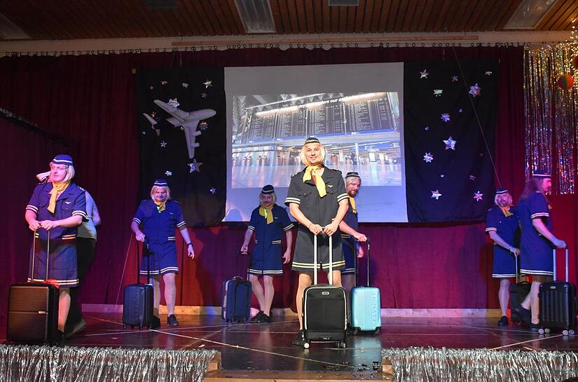 Nach einigen Jahren Pause trat bei den Bunten Abenden in Ramsthal erstmals wieder das Männerballett AIR Ramsthal auf und zwar in Stewardessenkostümen.