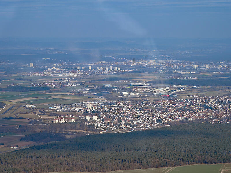 Herzogenaurach aus der Luft. Rechts von der Mitte ist das rote Puma-Outlet erkennbar. Die Form ist einem Schuhkarton nachempfunden.