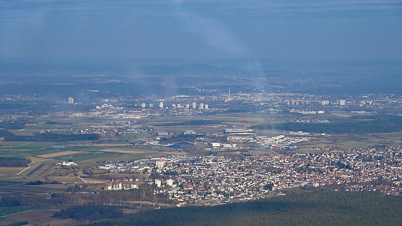 Herzogenaurach aus der Luft. Rechts von der Mitte ist das rote Puma-Outlet erkennbar. Die Form ist einem Schuhkarton nachempfunden.