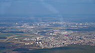 Rundflug: Mittelfranken aus der LuftRundflug: Mittelfranken aus der Luft Herzogenaurach aus der Luft. Rechts von der Mitte ist das rote Puma-Outlet erkennbar. Die Form ist einem Schuhkarton nachempfunden.