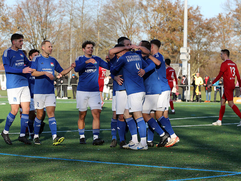 Burgebrach in Jubelstimmung nach dem Tor zum 1:0 durch Robin B&auml;tz (4).