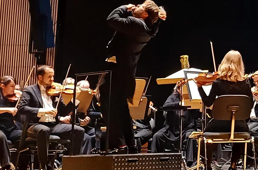 So lieben ihn die Coburger, und so werden sie ihn vermissen: Generalmusikdirektor Daniel Carter dirigiert beim Sinfoniekonzert mit vollem Körpereinsatz. So lieben ihn die Coburger, und so werden sie ihn vermissen: Generalmusikdirektor Daniel Carter dirigiert beim Sinfoniekonzert mit vollem Körpereinsatz.