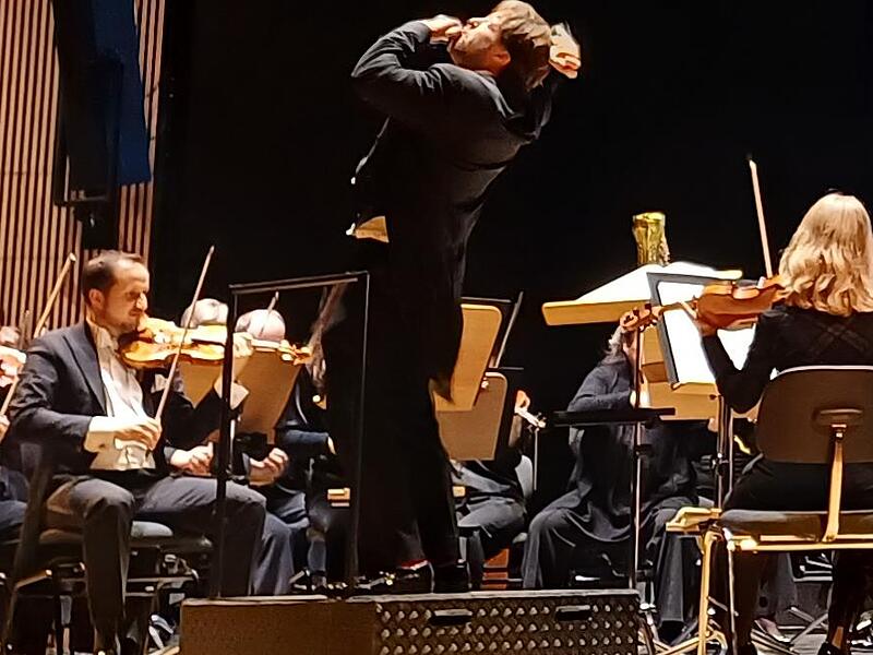 So lieben ihn die Coburger, und so werden sie ihn vermissen: Generalmusikdirektor Daniel Carter dirigiert beim Sinfoniekonzert mit vollem K&ouml;rpereinsatz.