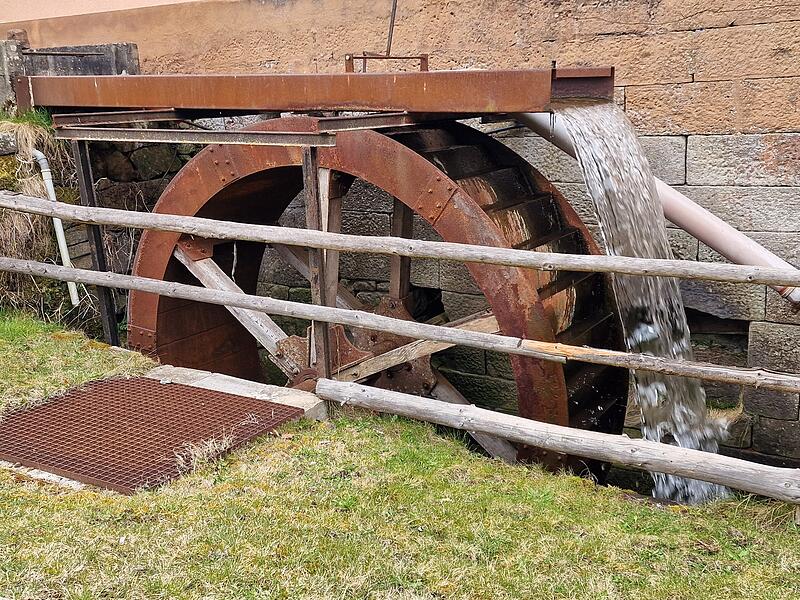 Das Wasserrad der Michelsm&uuml;hle treibt die historische S&auml;getechnik an. Ob und wie viel ges&auml;gt werden kann, h&auml;ngt von der Wassermenge im M&uuml;hlgraben ab.