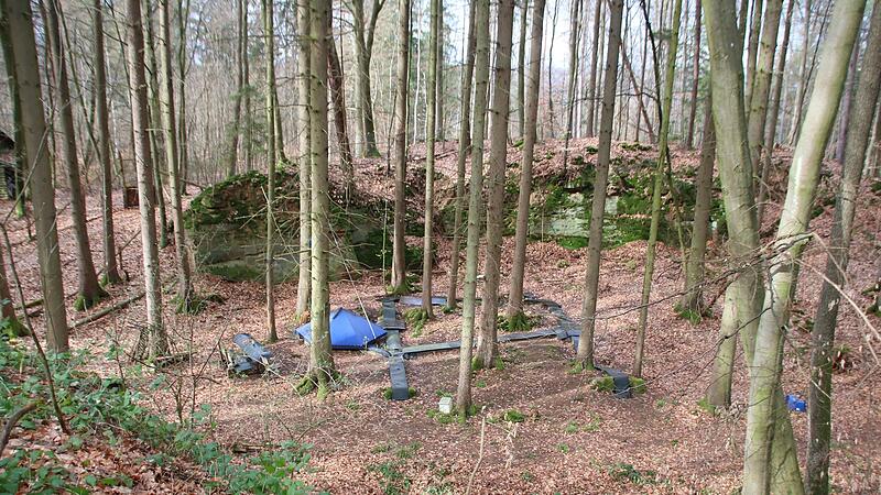 Das R&ouml;hrensystem mit &bdquo;Kessel&ldquo; im Wald bei Klosterlangheim wird zur Ausbildung von Jagdhunden mit einem lebenden Fuchs genutzt.
