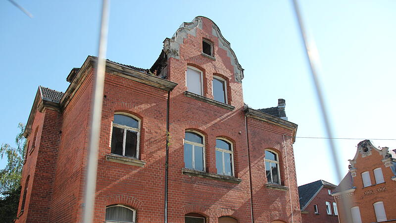 Blick auf die gef&auml;hrliche Seite. Die Stabilit&auml;t ist beeintr&auml;chtigt und im Inneren die B&ouml;den eingefallen. Die Gefahr besteht, dass der mittlere Teil nach vorne einst&uuml;rzt.