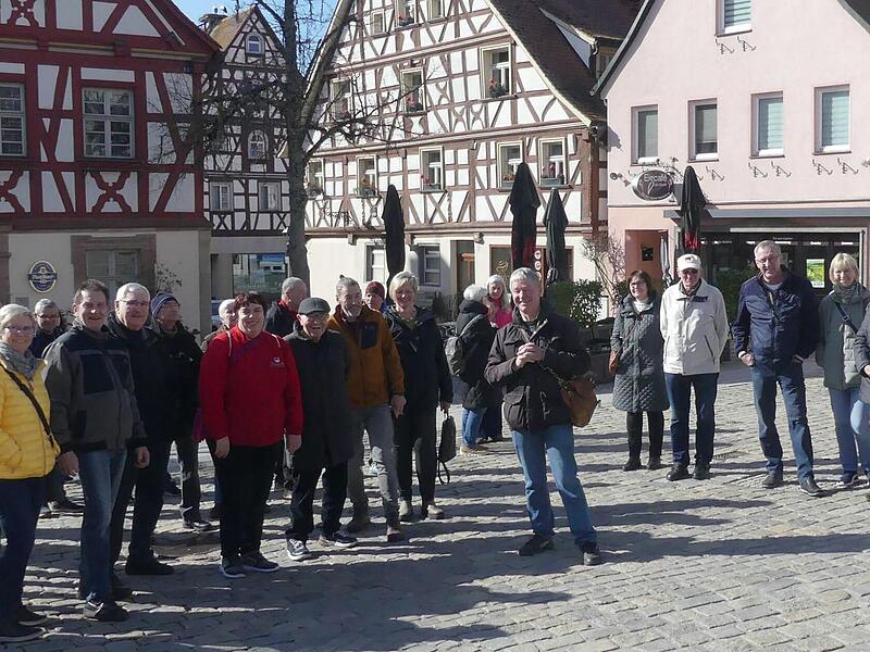 Teilnehmer der Stadtf&uuml;hrung zu Innenstadtgesch&auml;ften mit Kreisheimatpfleger Dr. Manfred Welker.