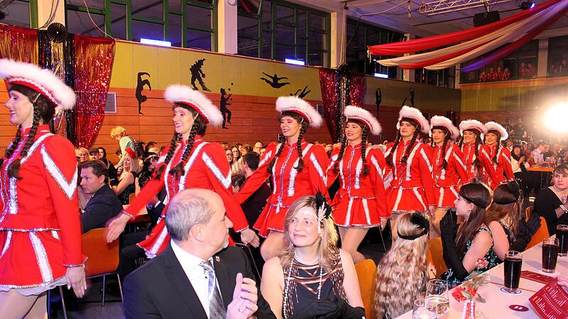 Die Schlüsselfelder Gardemädchen marschierten ein. Die Schlüsselfelder Gardemädchen marschierten ein.