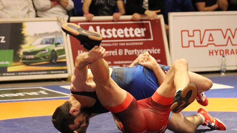 Josef Giehl (in blau) in Aktion f&uuml;r den TSV Burgebrach.