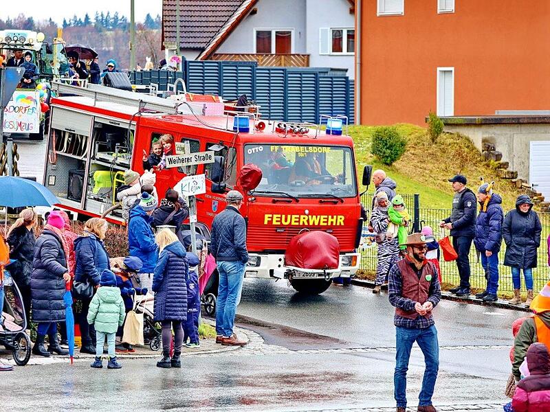 Faschingsumzug 2026 Trabelsdorf im AurachtalGallische Heldinnen auf närrischer Mission inTrabelsdorf Die Feuerwehr mal im anderen Einsatz.