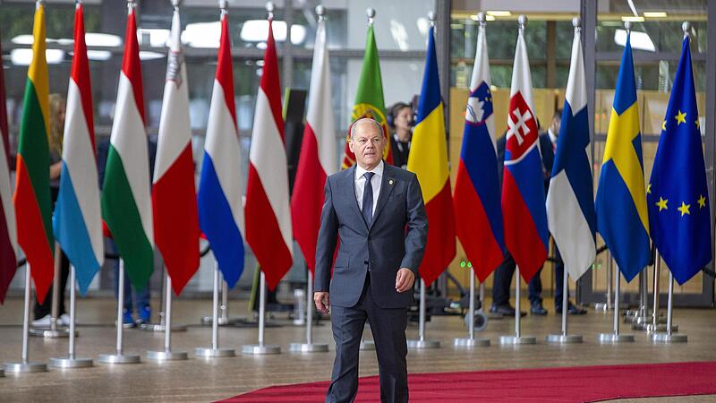 Bundeskanzler Olaf Scholz (SPD), trifft in Br&uuml;ssel zum zweiten Tag des EU-Gipfels ein.