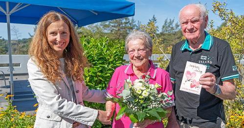 Dr. Antje Geier, Kaufmännische Leiterin der Hescuro Klinik Bad Bocklet, gratuliert Hildegund und Gregor Heinrich zum 67. Hochzeitstag.