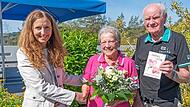 Dr. Antje Geier, Kaufmännische Leiterin der Hescuro Klinik Bad Bocklet, gratuliert Hildegund und Gregor Heinrich zum 67. Hochzeitstag.