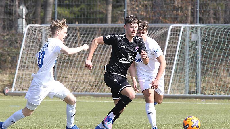 Felix B&ouml;hmer und die U19-Junioren des FC Eintracht Bamberg haben am 2. Spieltag der Bayernliga-Abstiegsrunde mit 0:3 gegen den SV Viktoria Aschaffenburg verloren.