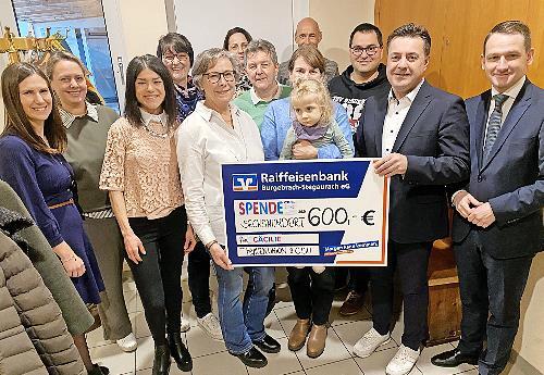 Mutter und Kind mit einem Teil der Spender.