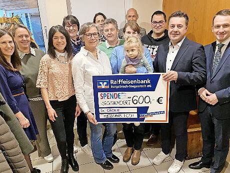 Mutter und Kind mit einem Teil der Spender.