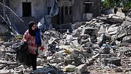 Aida Jleilati, die nach der Bekanntgabe einer vorläufigen Waffenstillstandsvereinbarung zwischen den Vereinigten Staaten und dem Iran in ihr Dorf zurückgekehrt ist, trägt ihre Habseligkeiten über die Trümmer ihres zerstörten Hauses. Aida Jleilati, die nach der Bekanntgabe einer vorläufigen Waffenstillstandsvereinbarung zwischen den Vereinigten Staaten und dem Iran in ihr Dorf zurückgekehrt ist, trägt ihre Habseligkeiten über die Trümmer ihres zerstörten Hauses.