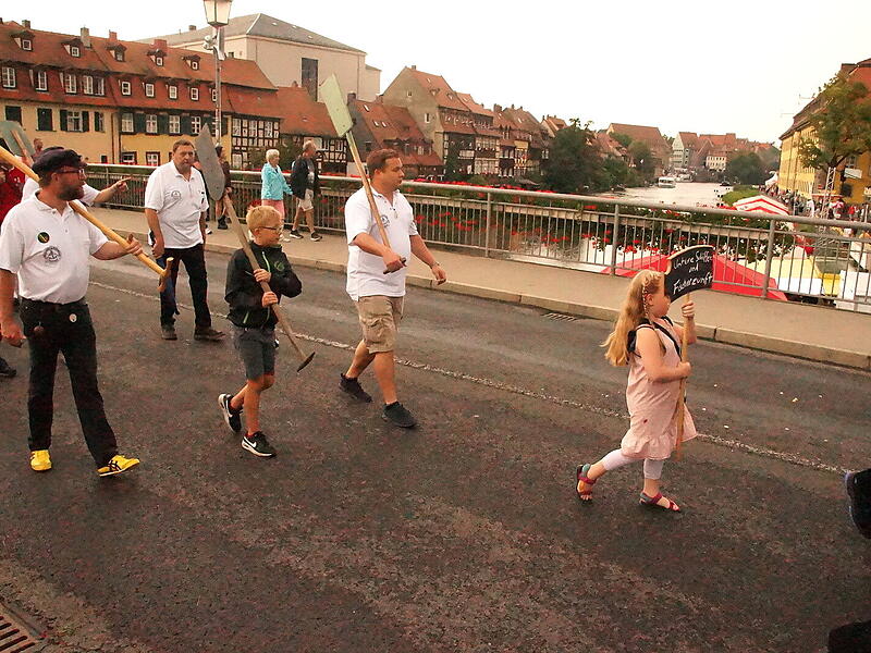 Festzug zum LeinrittSandkerwa: Königsschießen und Kirchweihbaum-Aufstellen
