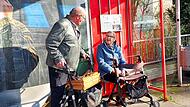 Heinz Glas und Kunigunda Ehrlich fahren regelmäßig mit der 909 in die Innenstadt.