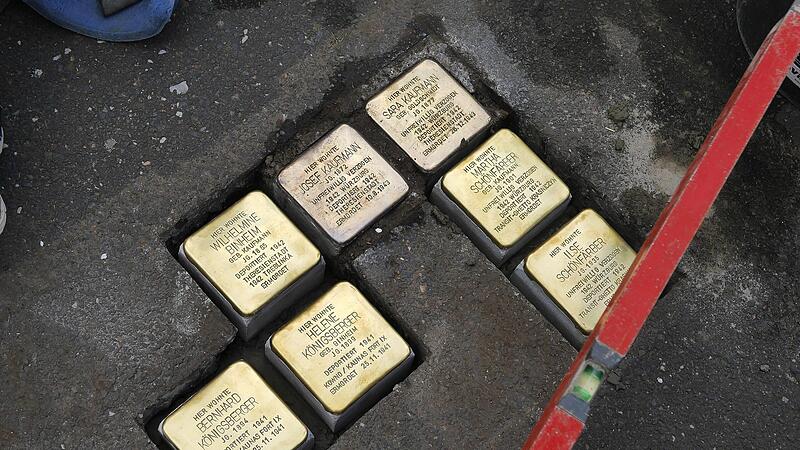 Die Stolpersteine in der Wernarzer Stra&szlig;e 7 erinnern an Wilhelmine Binheim, Josef und Sara Kaufmann, Bernhard und Helene K&ouml;nigsberger sowie Martha und Ilse Sch&ouml;nf&auml;rber.