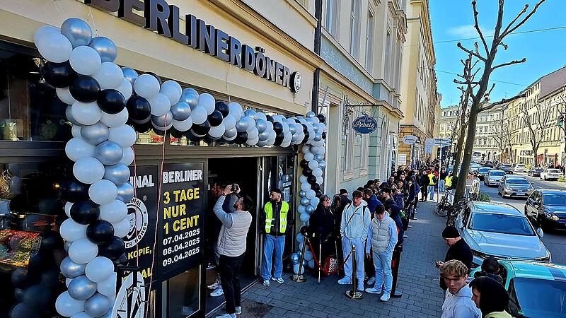 Am Er&ouml;ffnungstag (7. April 2025) bildete sich vor dem &bdquo;Original Berliner D&ouml;ner&ldquo;-Laden in Bamberg bereits am Vormittag eine lange Menschenschlange.