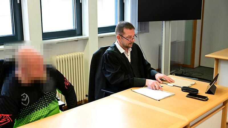 Der Angeklagte und sein Rechtsanwalt Andreas Dr&auml;ger aus Strullendorf