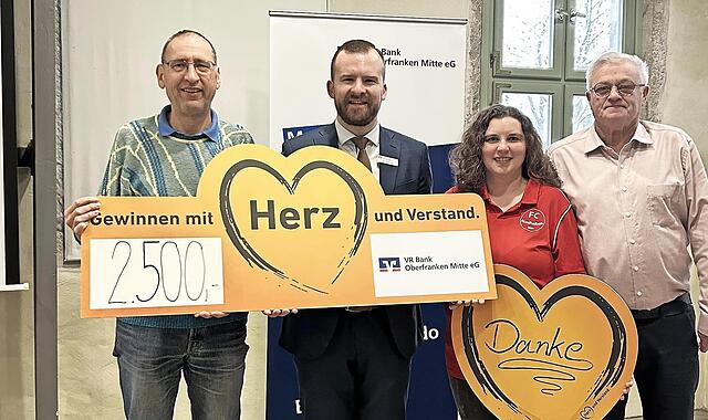 Unser Foto entstand bei der Übergabe des symbolischen Schecks an den Quartalssieger. Unser Foto entstand bei der Übergabe des symbolischen Schecks an den Quartalssieger.