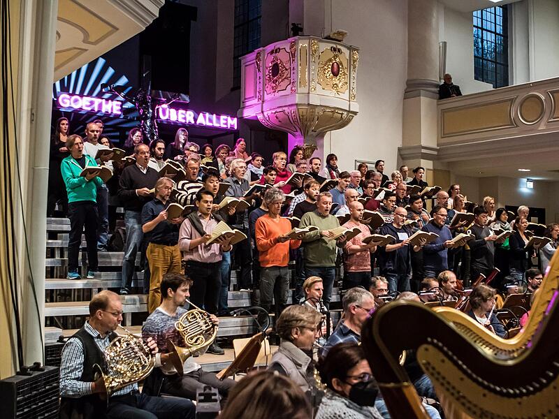 Gro&szlig;es Choraufgebot in der Coburger Morizkirche f&uuml;r &bdquo;Fausts Verdammnis&ldquo;.