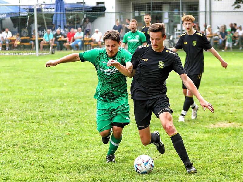 Die Lindauer Max Weidenhammer (li.) und der Trebgaster Tom Haas kämpfen um den Ball. Die Lindauer Max Weidenhammer (li.) und der Trebgaster Tom Haas kämpfen um den Ball.