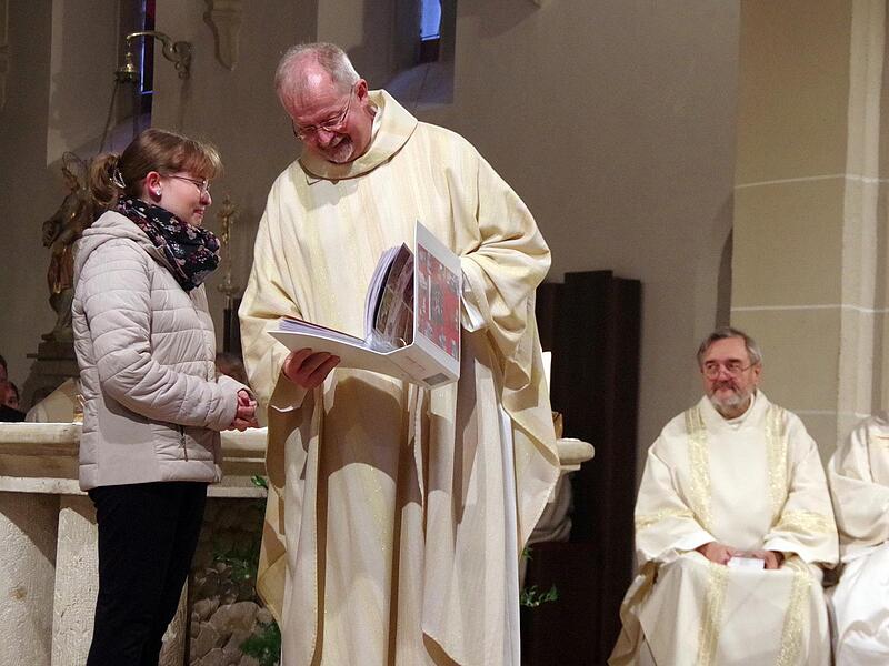 PGR-Vorsitzende Alexandra Pohl &uuml;berreicht ein &bdquo;Kroniche Schatzk&auml;stla&ldquo; mit Erinnerungen.Abschiedsgottesdienst Teuchgr&auml;ber