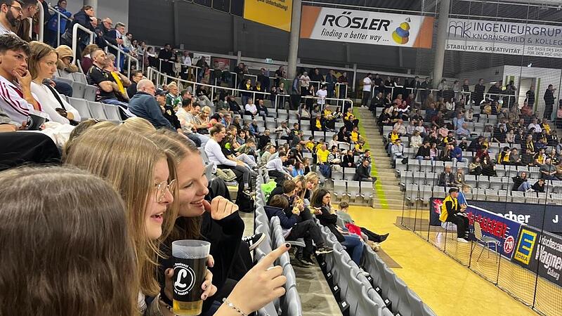 Sch&uuml;lerinnen des Frankenwald-Gymnasiums waren beim Zweitligaspiel des HSC Coburg live dabei und bekamen Anschauungsunterricht von den Profis.