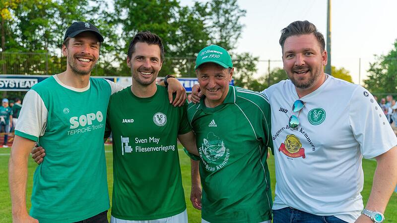 Glückliches Familienfoto der Görtlers nach dem geschafften Bezirksliga-Klassenerhalt in Breitengüßbach (von links): Lukas, Nicolas, Vater Bernhard und David.