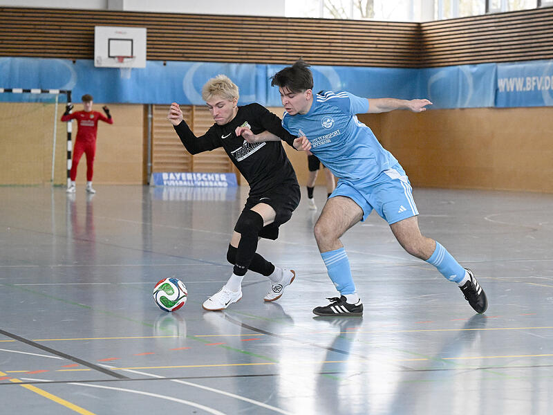Der Frankenwälder Ben Volk (links) erzielte in der Halle ein Traumtor. Dafür wurde er mit dem Bayern-Treffer des Monats ausgezeichnet. Der Frankenwälder Ben Volk (links) erzielte in der Halle ein Traumtor. Dafür wurde er mit dem Bayern-Treffer des Monats ausgezeichnet.