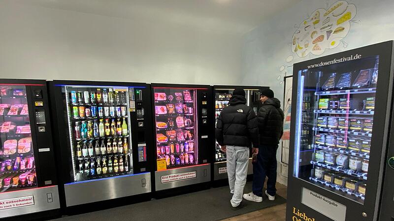 17 Automaten mit 500 verschiedenen Produkten: Verk&auml;ufskr&auml;fte sucht man in der Luitpoldstra&szlig;e vergebens.