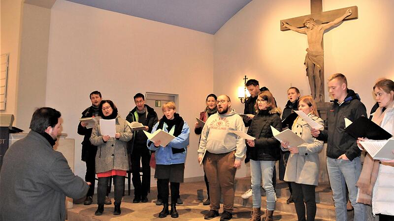 Robert Schad bei der Probenarbeit mit dem Ensemble cum passione. Mit der Markuspassion von Johann Georg K&uuml;nstel gastiert er am 1. April in Coburg