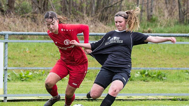 Während die Reitscherin Saskia Elsner (re.) nur leicht das Trikot ihrer Erlanger Gegenspielerin Sara Denndorf berührt, greift diese beherzt zu und stört Elsner beim Flankenball. Während die Reitscherin Saskia Elsner (re.) nur leicht das Trikot ihrer Erlanger Gegenspielerin Sara Denndorf berührt, greift diese beherzt zu und stört Elsner beim Flankenball.