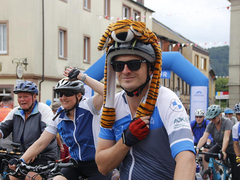 Zieleinfahrt der BR-Radltour 2025 in Hammelburg am MarktplatzZieleinfahrt der BR-Radltour 2025 in Hammelburg am Marktplatz
