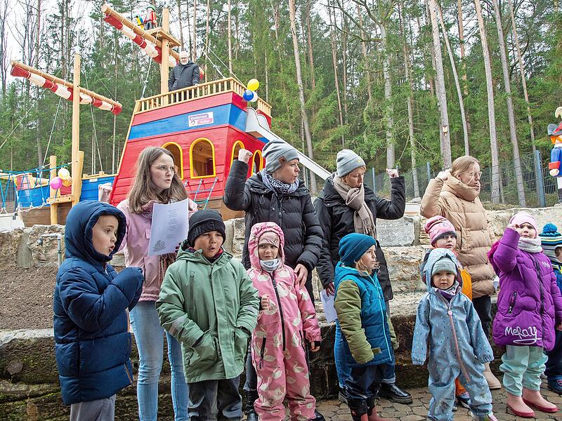 Die Kinder aus dem &bdquo;Kindernest&ldquo; hatten eigens ein Lied zur Schiffstaufe einstudiert. Im Hintergrund Klinikleiter Gotthard Lehner auf dem &bdquo;Kindernest-Kutter&ldquo;.